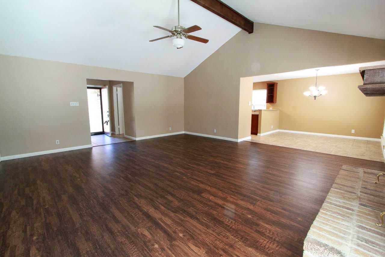 10705 Doering Ln - Photo 7 of 34