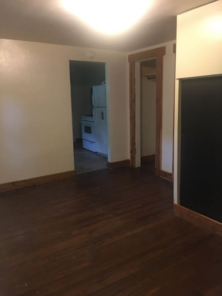1306 W 6th St - Photo 5 of 13