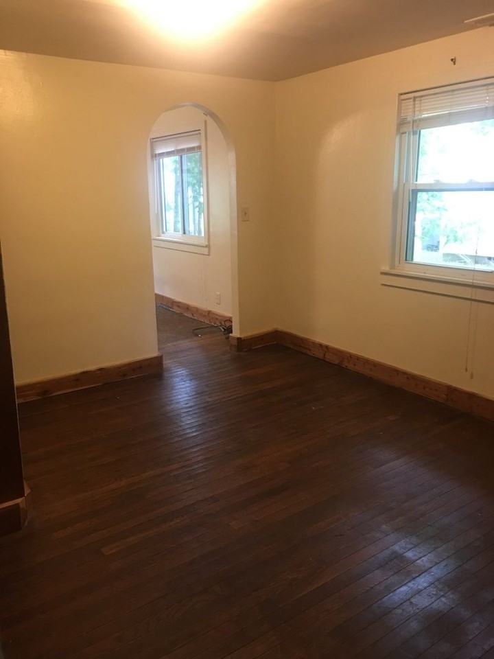 1306 W 6th St - Photo 6 of 13