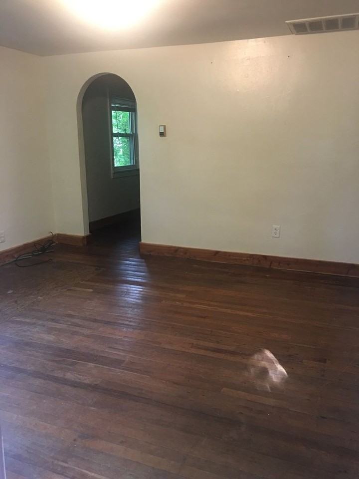 1306 W 6th St - Photo 3 of 13