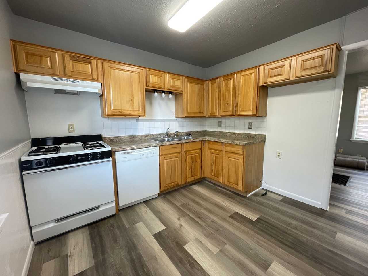 3433 Nw 27th St - Photo 4 of 18