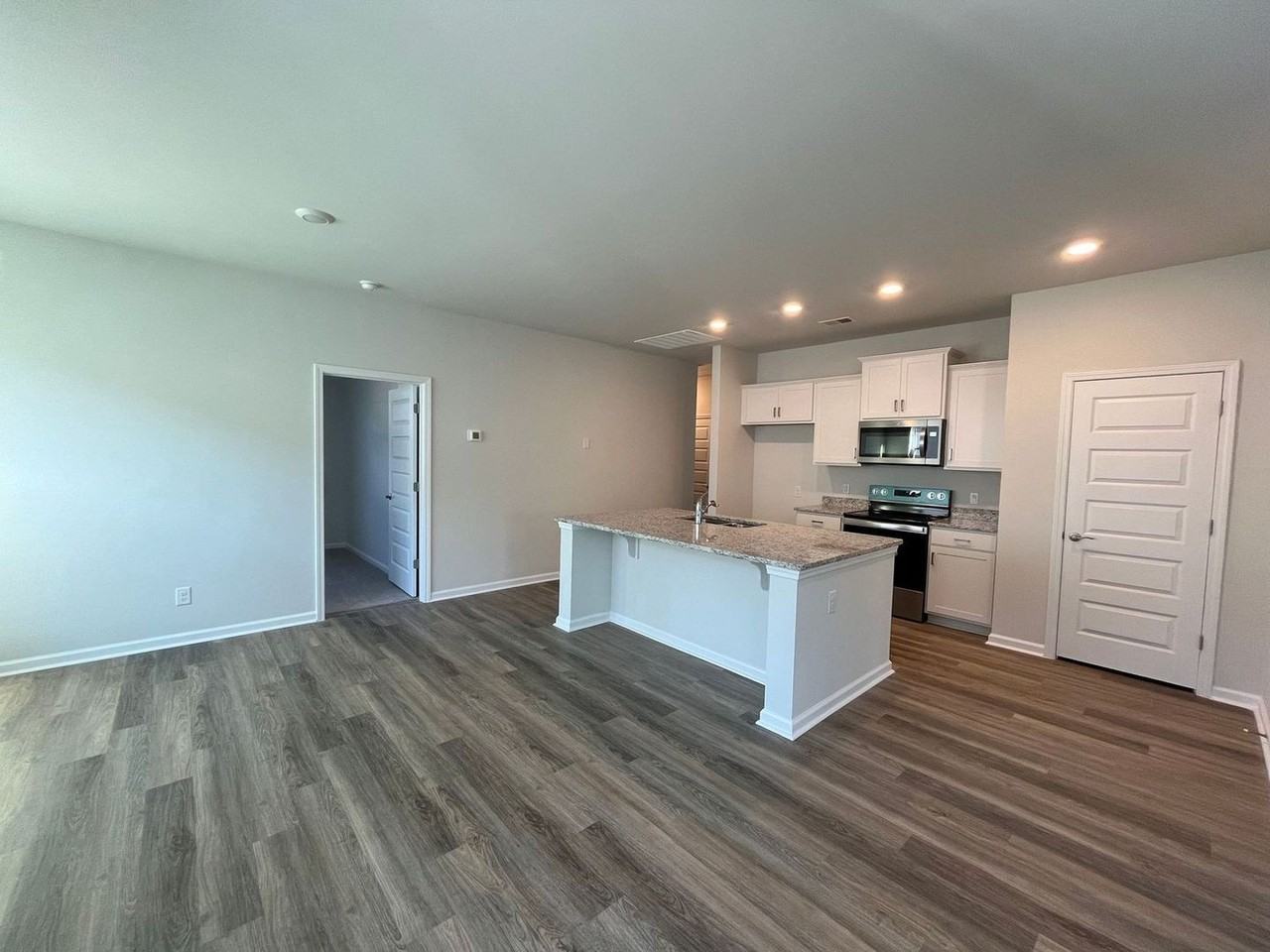 143 Holloway Hl - Photo 2 of 26