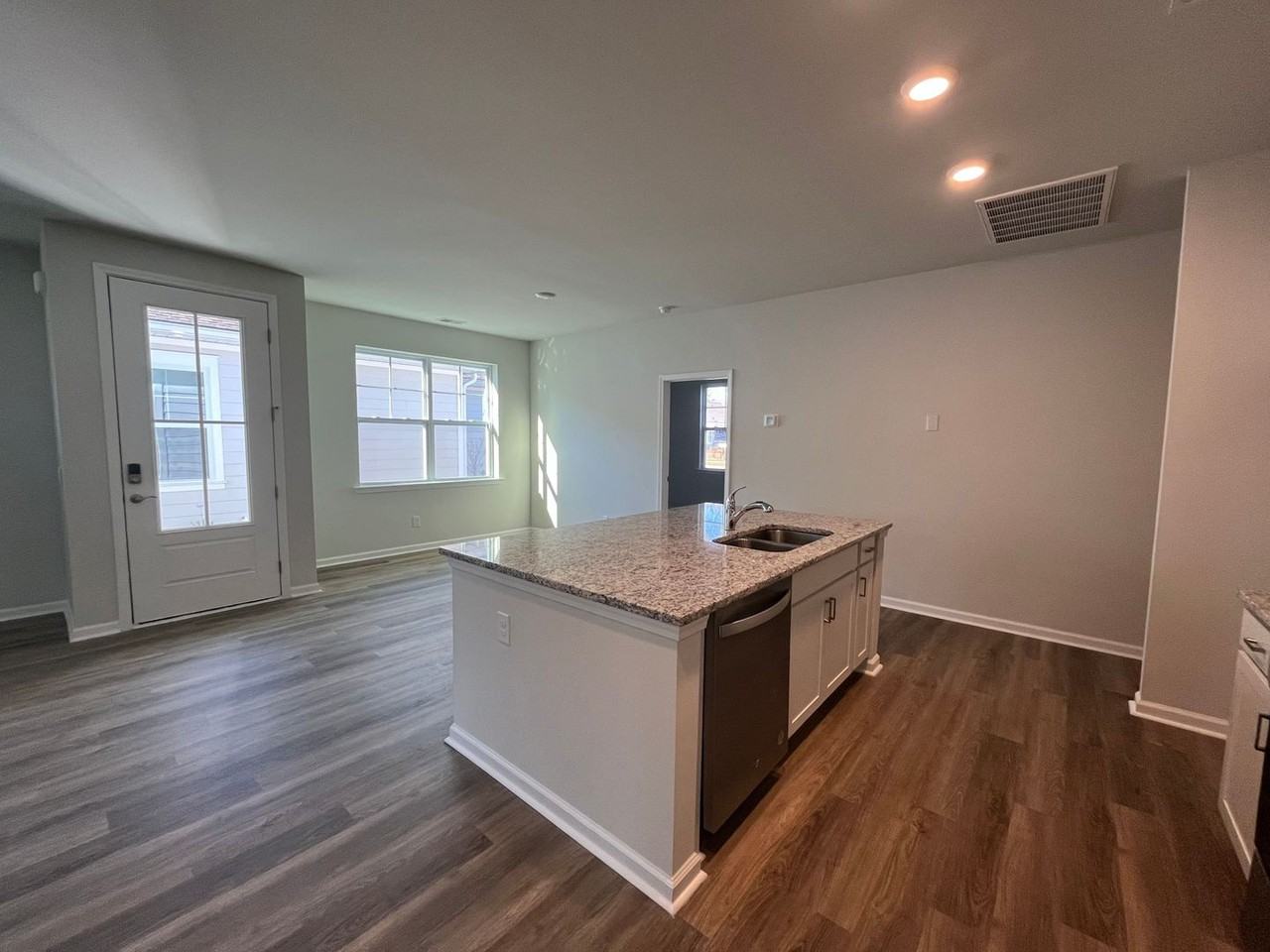 143 Holloway Hl - Photo 5 of 26