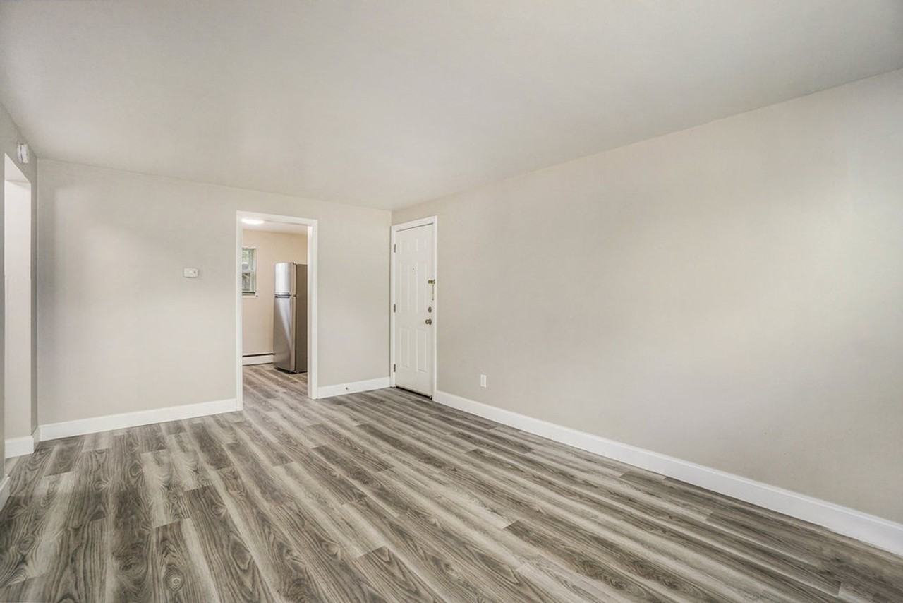 103 Devon Ave - Photo 4 of 17