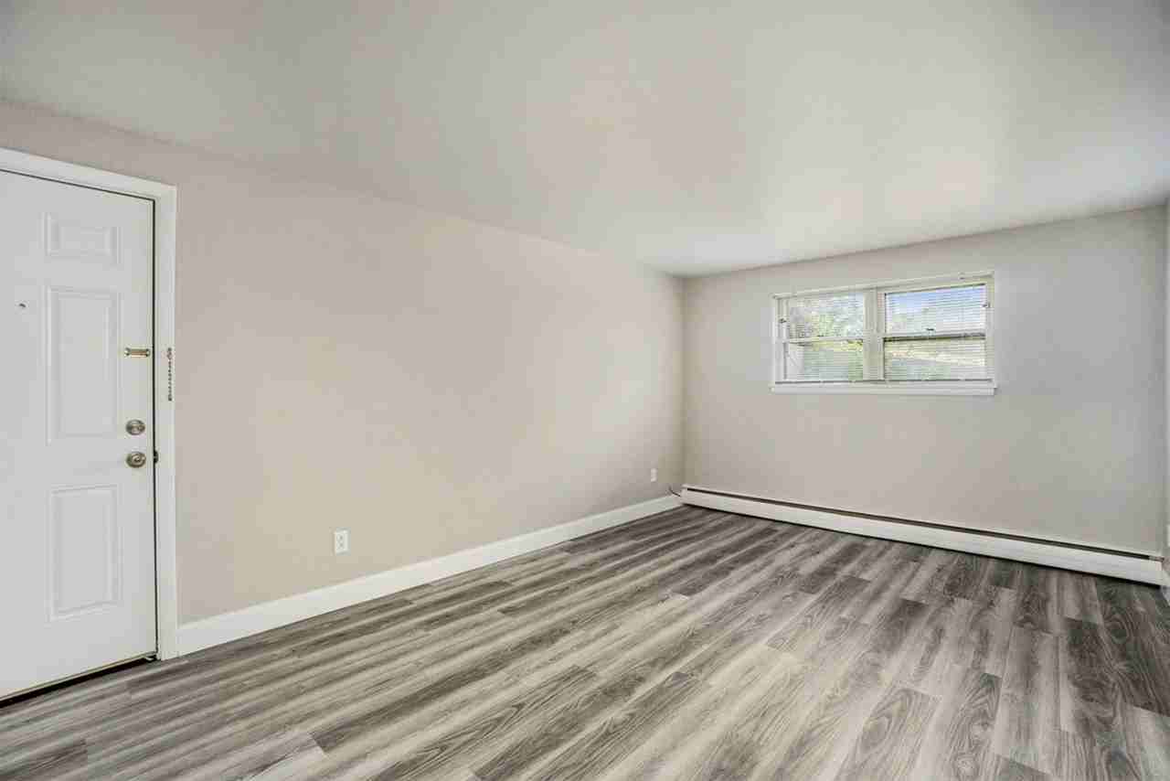 103 Devon Ave - Photo 5 of 17