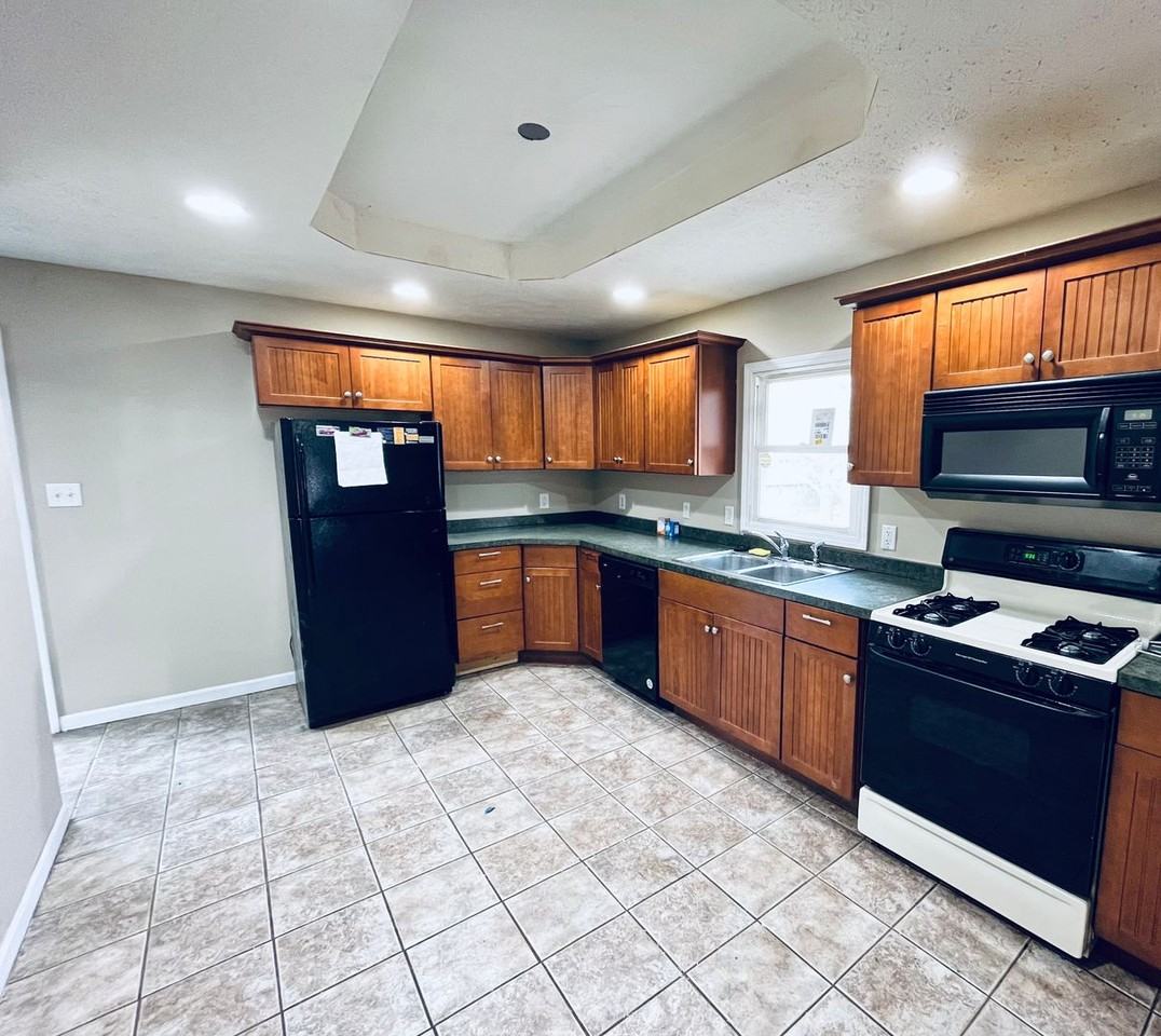 1422 S Lincoln St - Photo 3 of 13