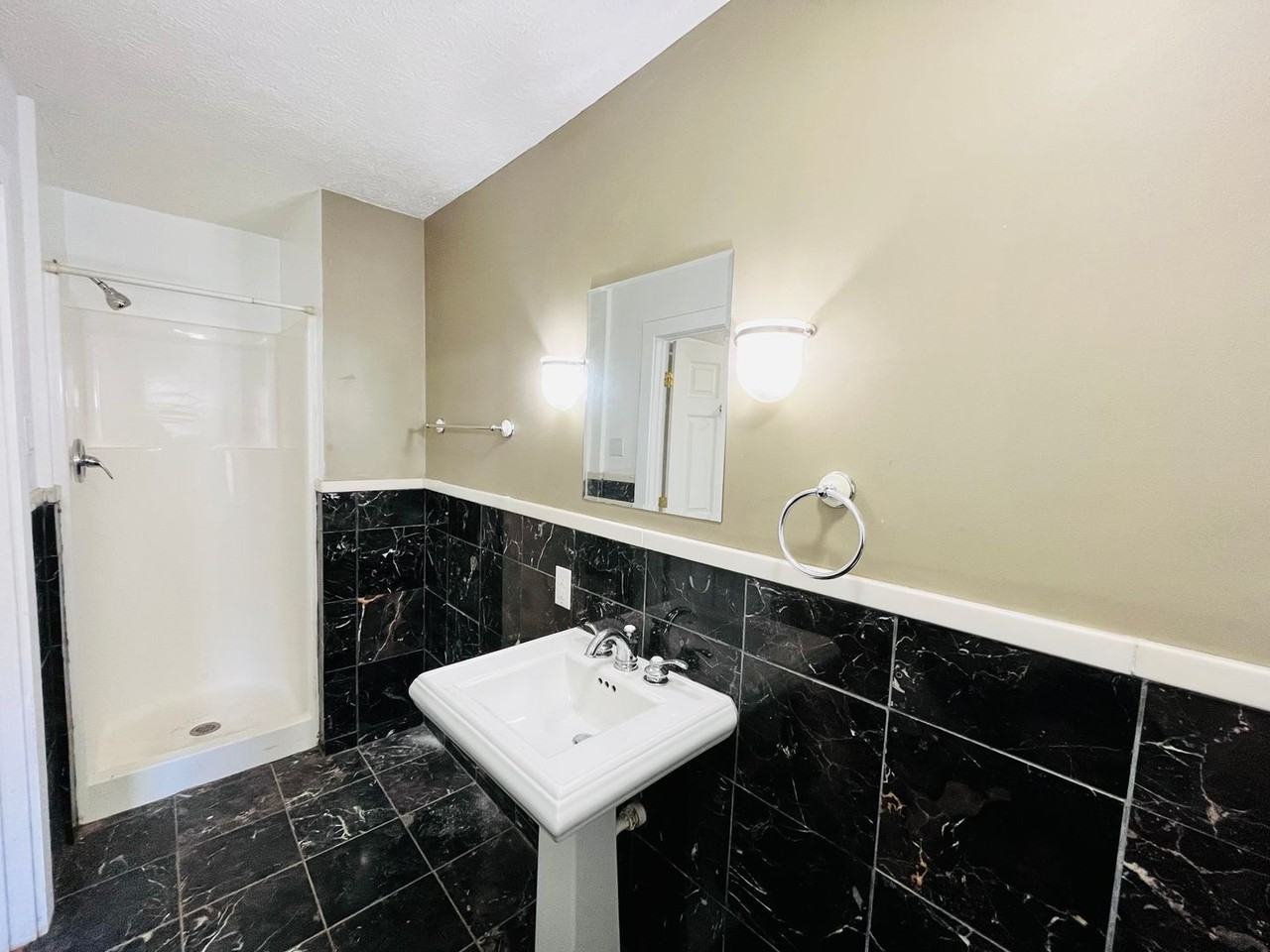 1422 S Lincoln St - Photo 2 of 13