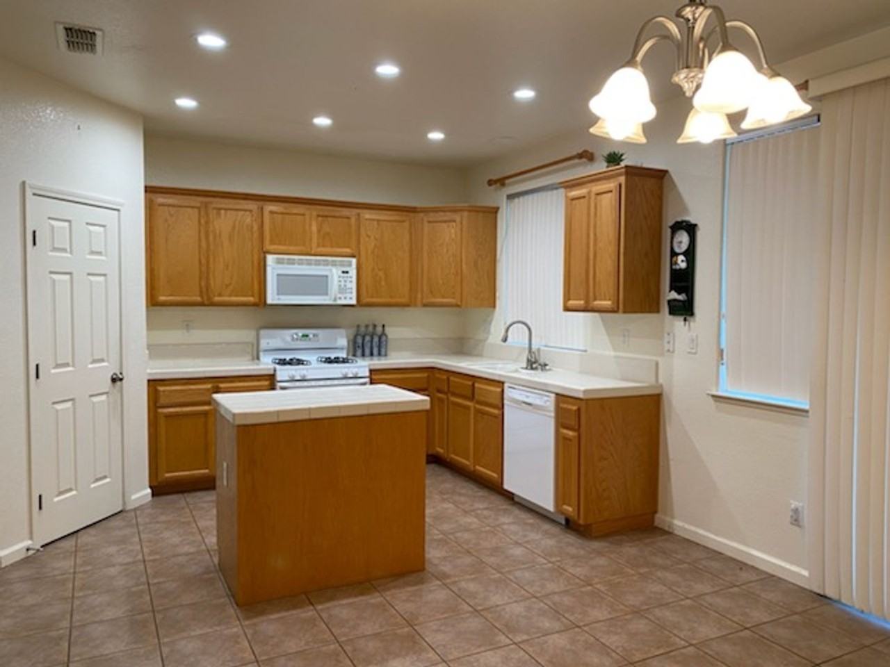 2594 Jennifer Dr - Photo 3 of 6