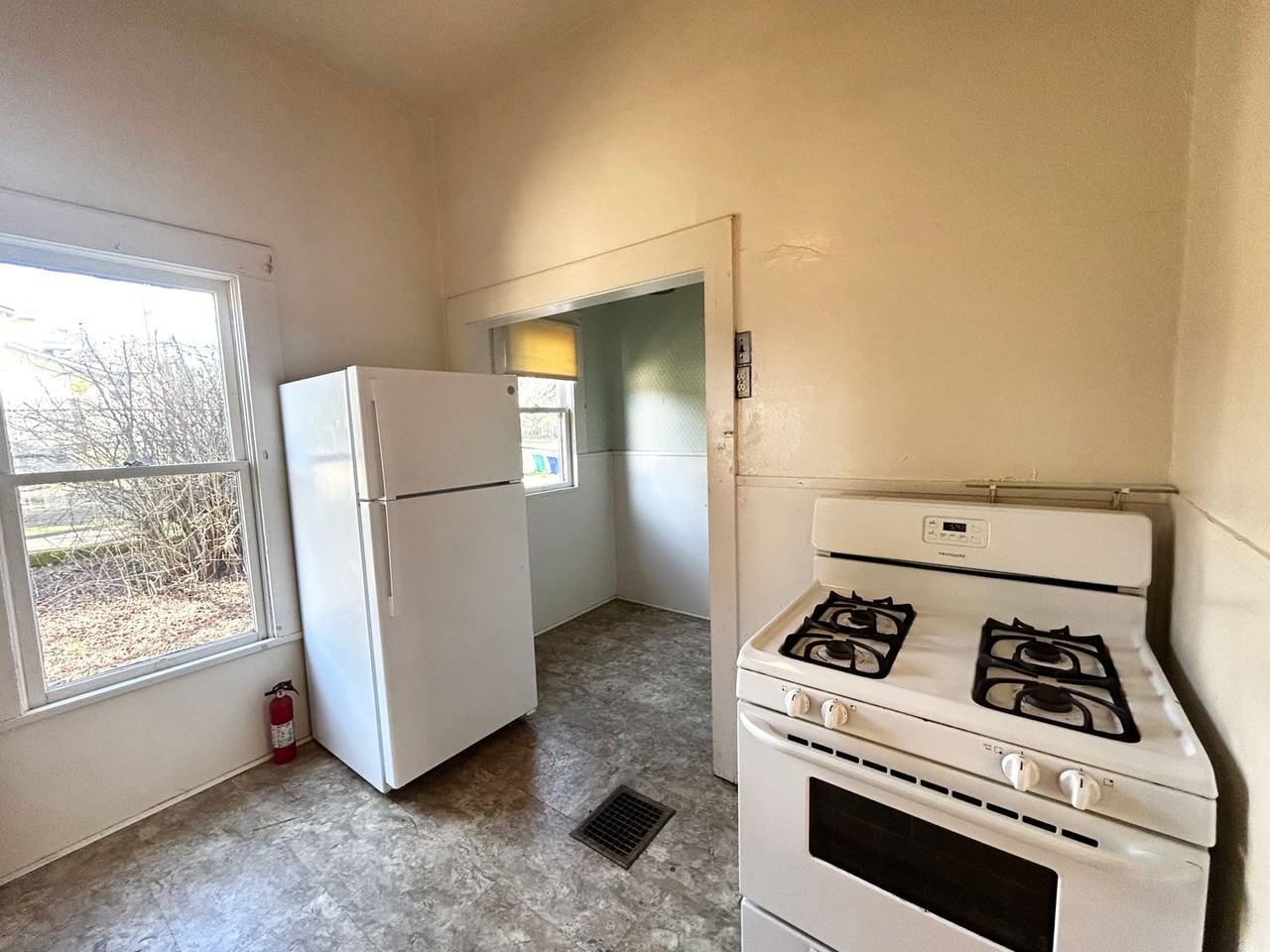 4053 Se Boise St - Photo 4 of 16