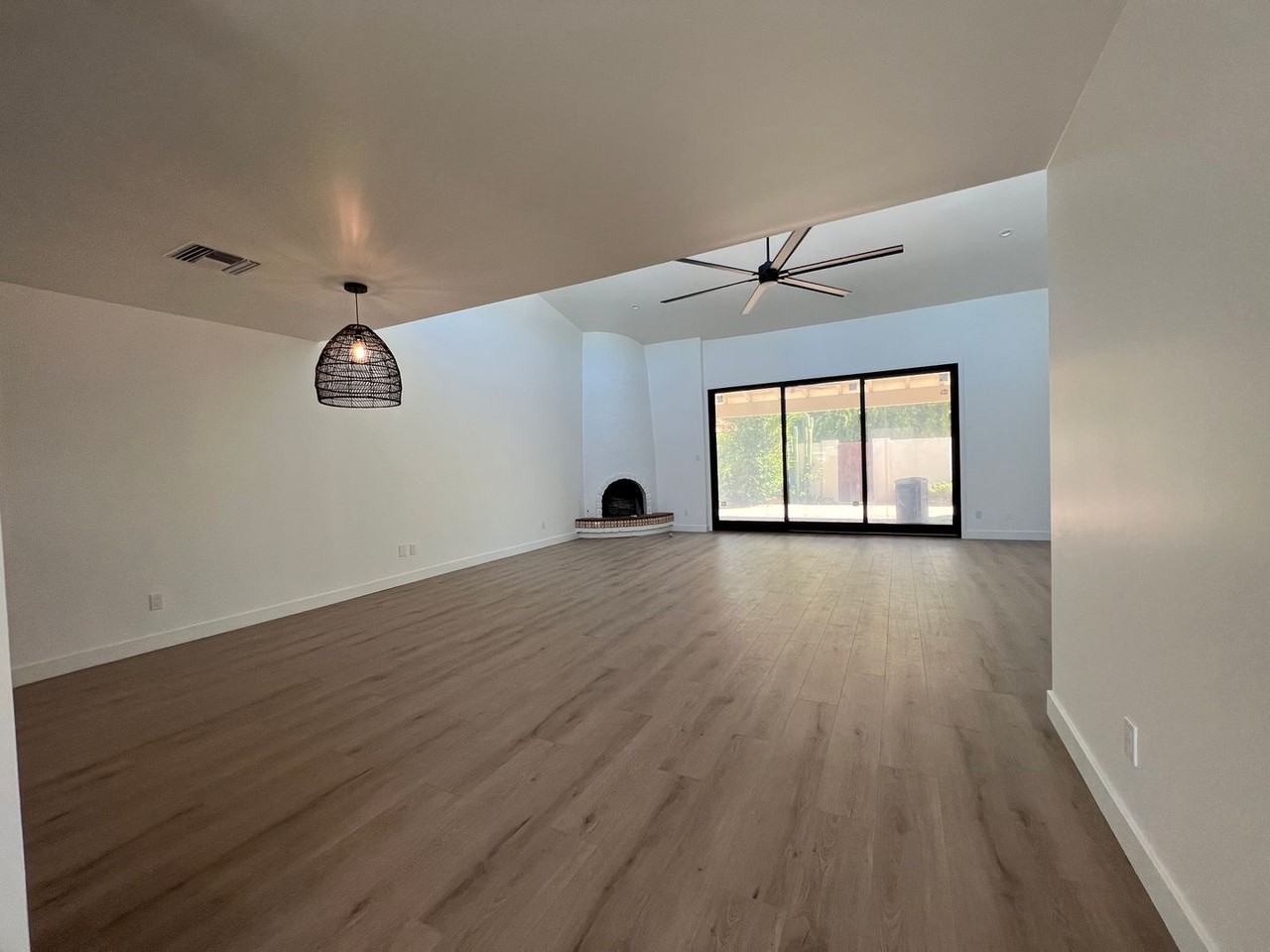 11443 N 56th St - Photo 4 of 36