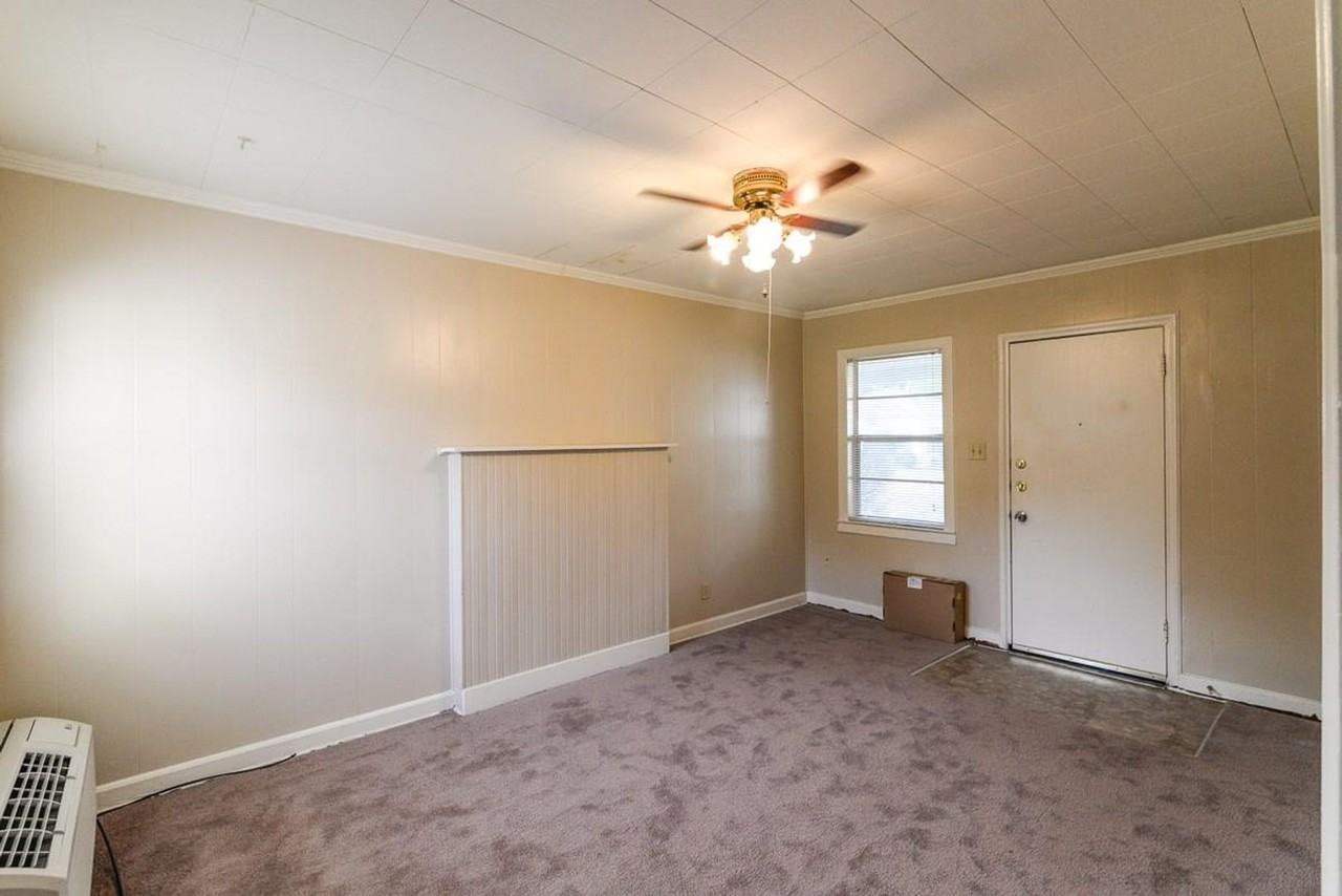 1123 Clinton St - Photo 5 of 18