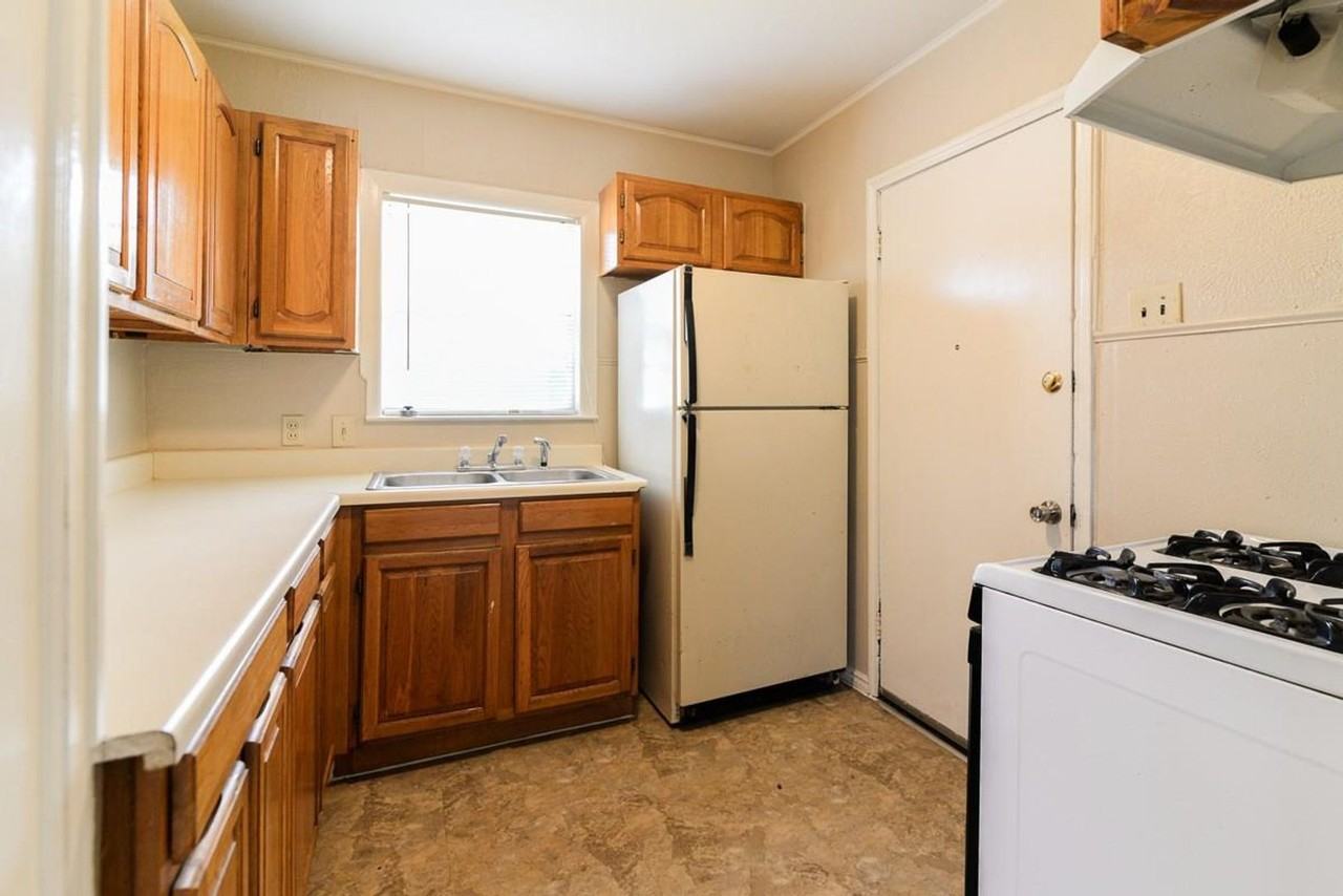 1123 Clinton St - Photo 4 of 18