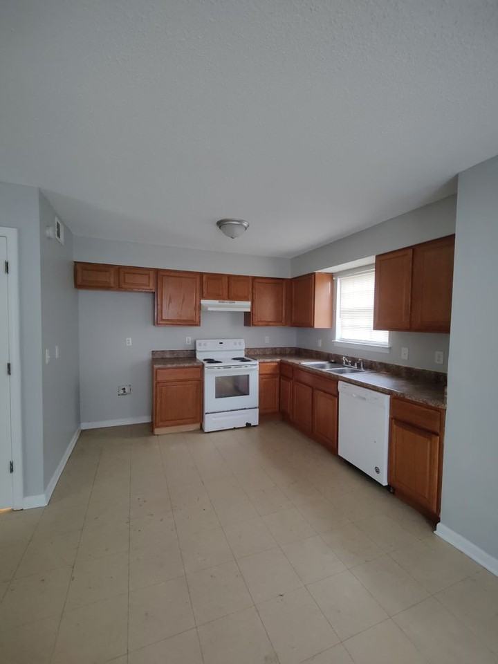 1138 Smith Ave - Photo 3 of 11