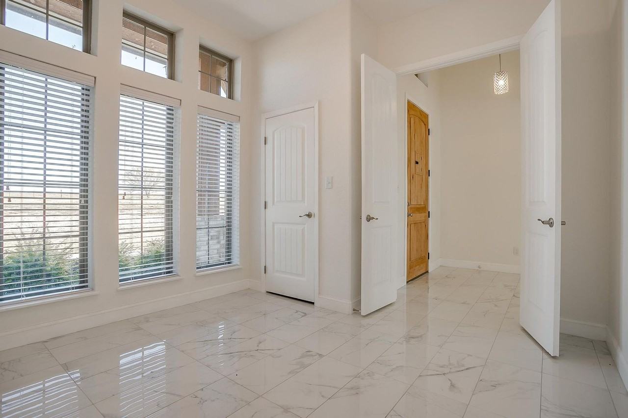 1841 Soda Springs Rd - Photo 4 of 33