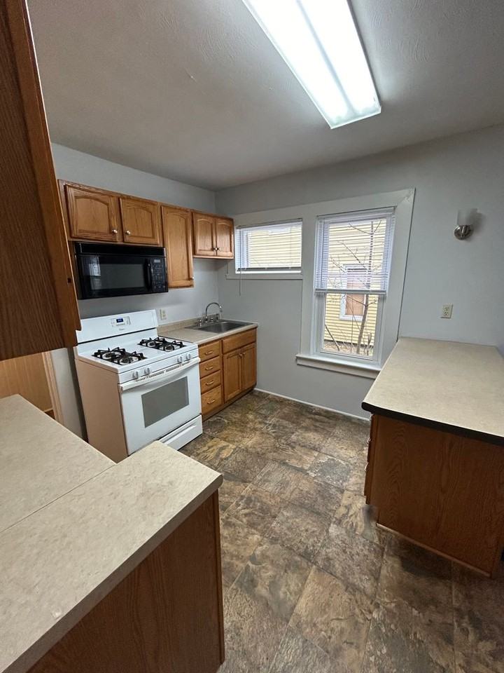 1136 W 8th St - Photo 3 of 9