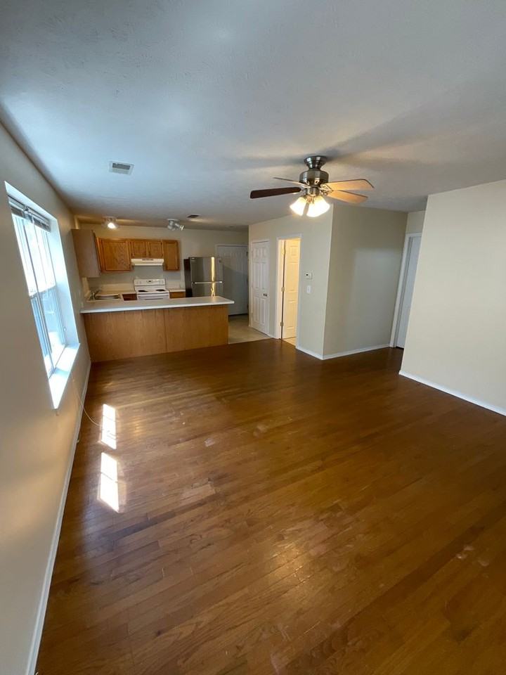 316 E 10th St - Photo 3 of 18