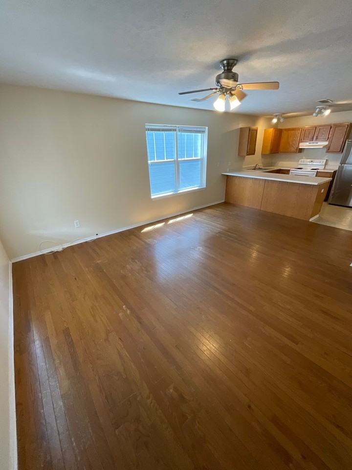 316 E 10th St - Photo 4 of 18