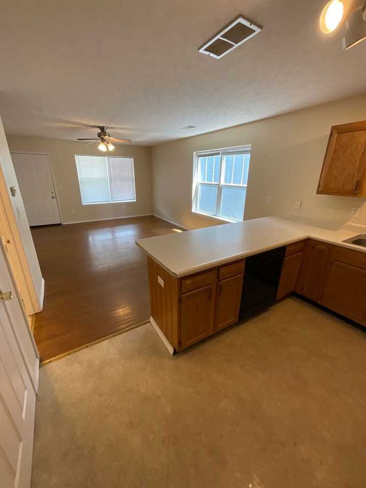 316 E 10th St - Photo 6 of 18