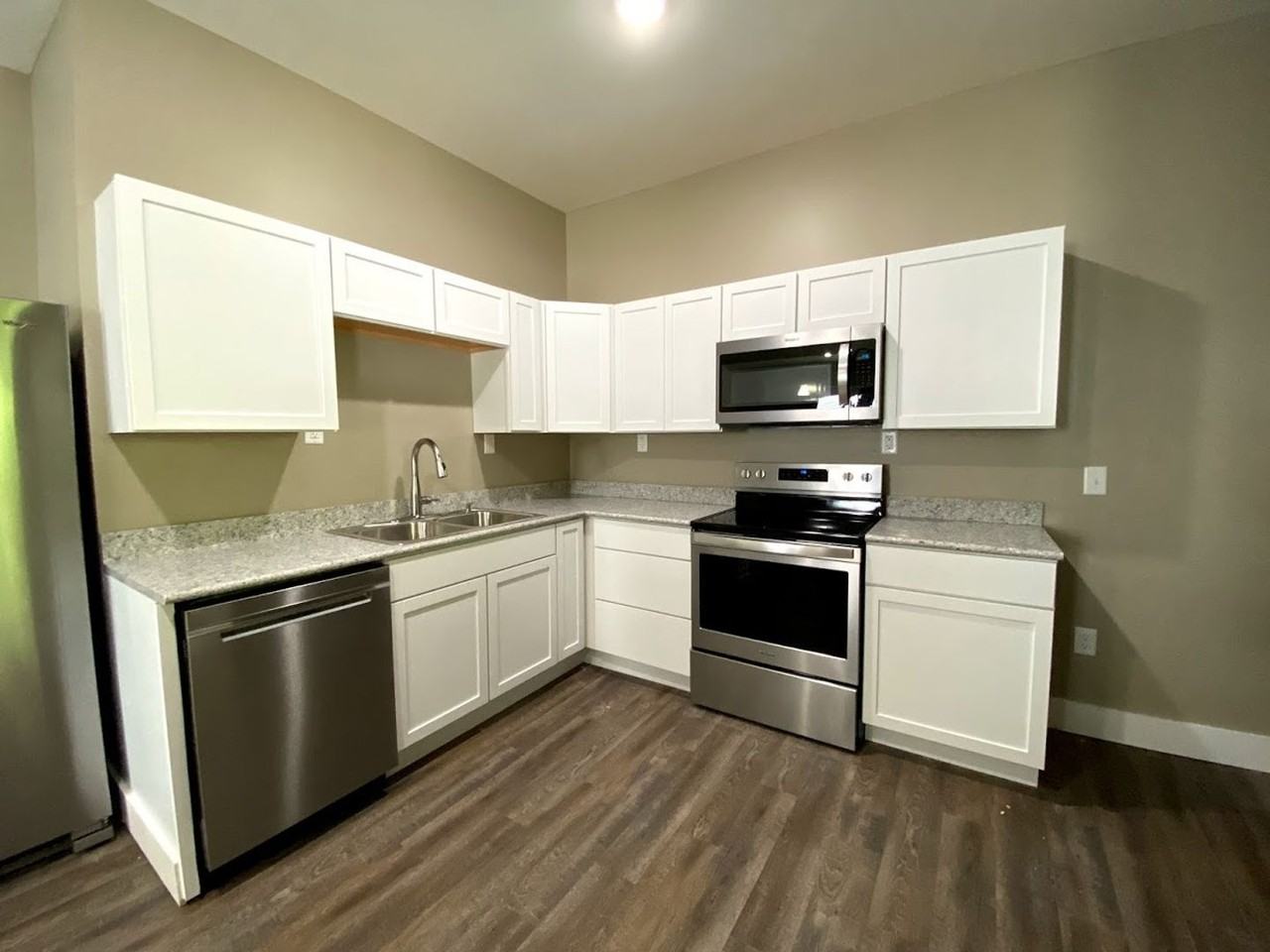 314 E 7th St - Photo 3 of 29