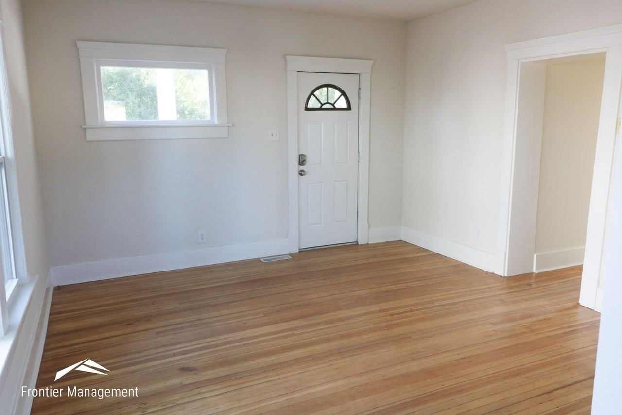 106 S Manhattan Ave - Photo 2 of 15