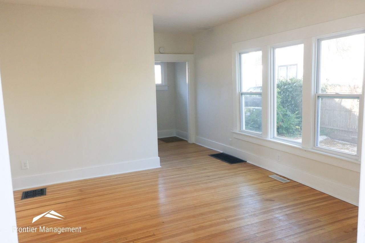106 S Manhattan Ave - Photo 3 of 15
