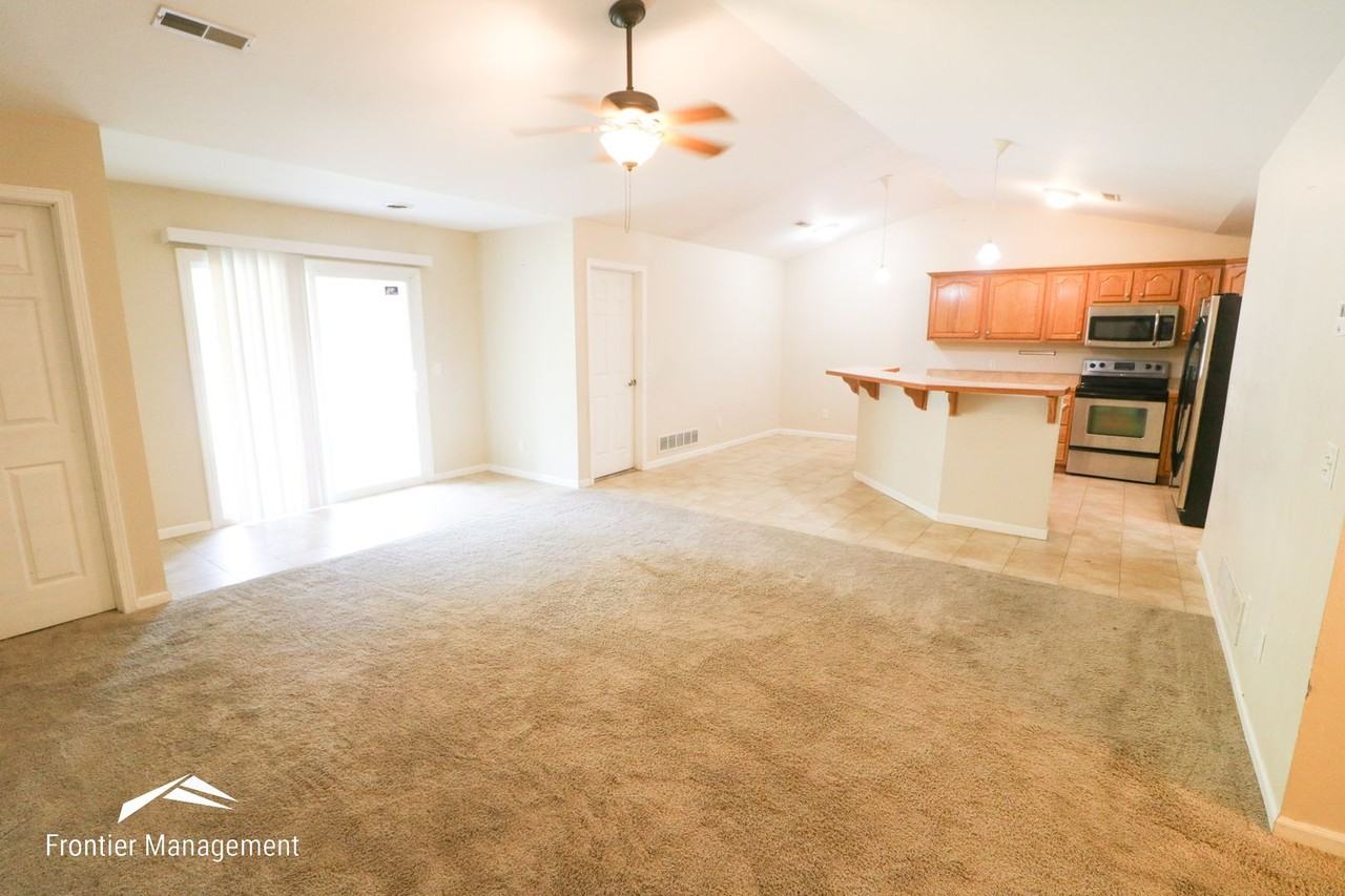 2725 N Brookglen Cir - Photo 2 of 17