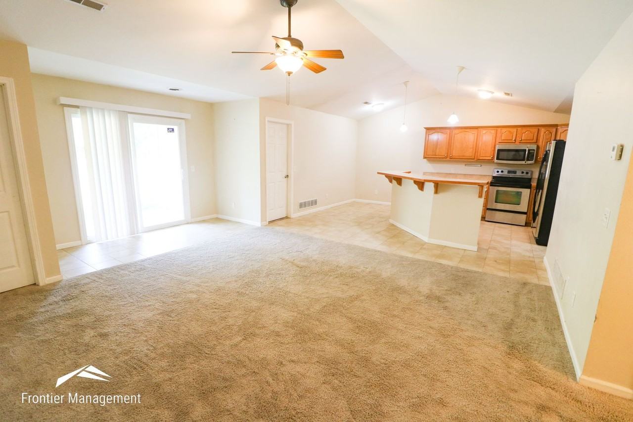 2725 N Brookglen Cir - Photo 3 of 17