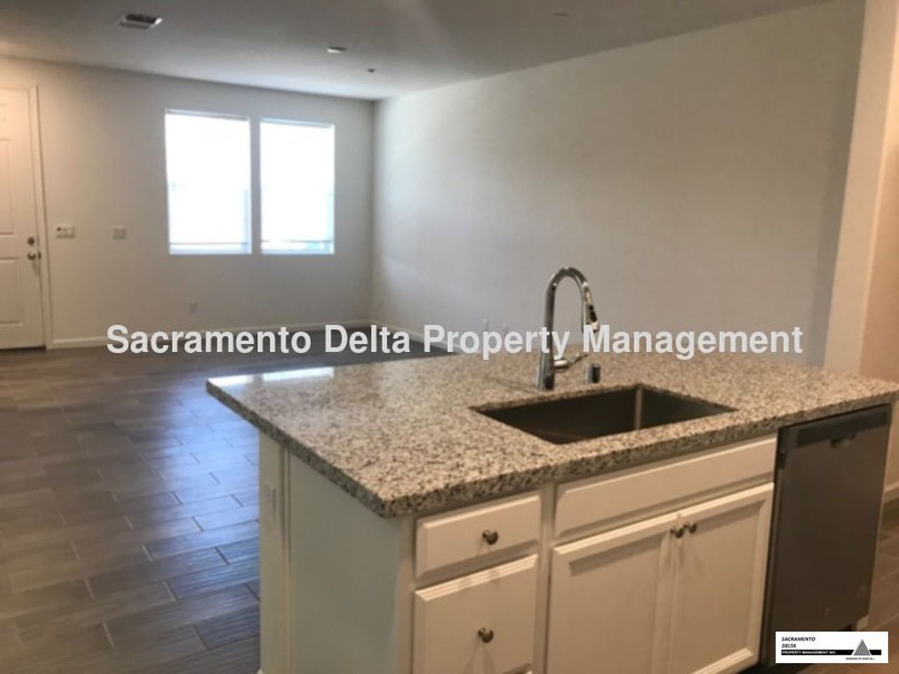 2542 Natomas Crossing Dr - Photo 2 of 32