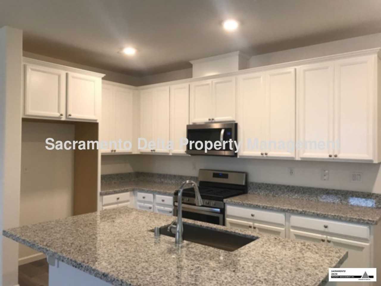 2542 Natomas Crossing Dr - Photo 3 of 32