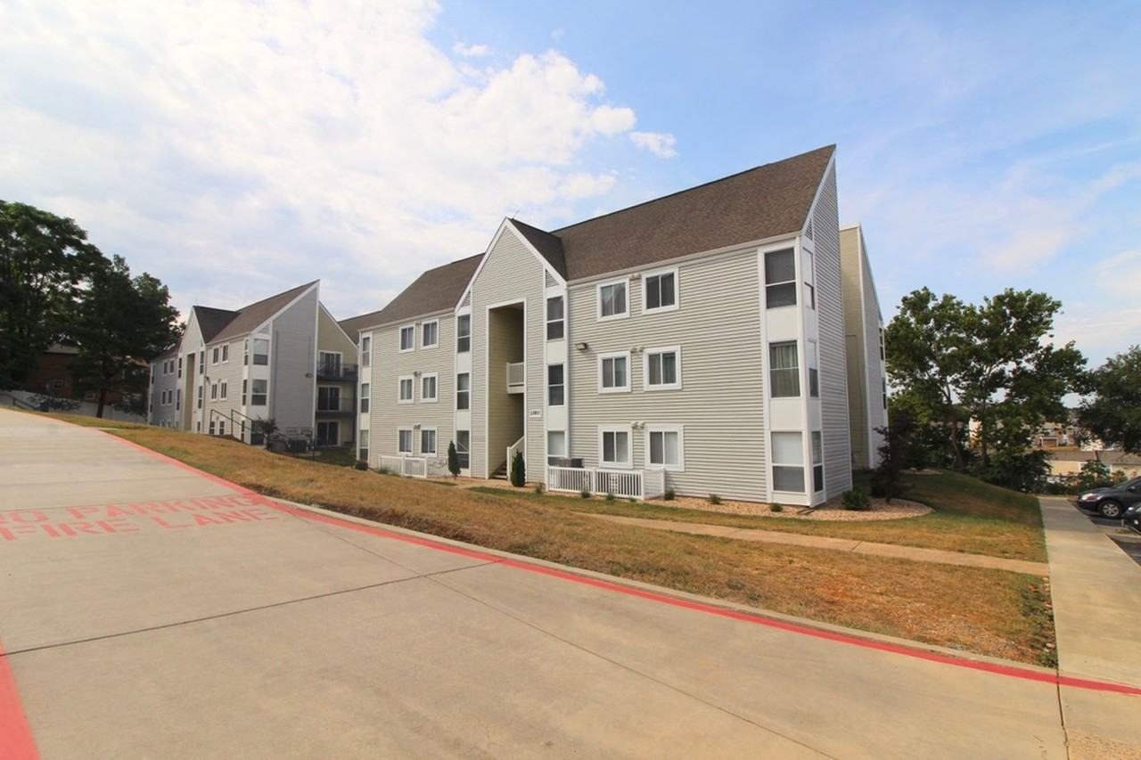 1380 Hunters Rd Apt A - Photo 2 of 22