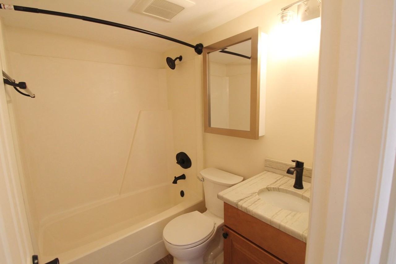 1380 Hunters Rd Apt A - Photo 6 of 22