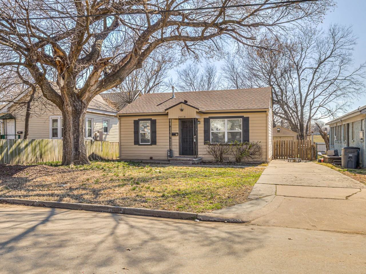 2818 E Admiral Ct - Photo 2 of 34
