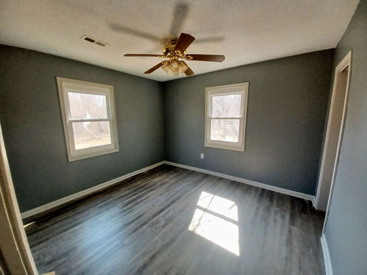 5038 S Meadowview Ave - Photo 3 of 10