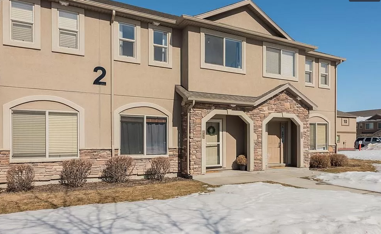 565 Pioneer Rd - Photo 2 of 18