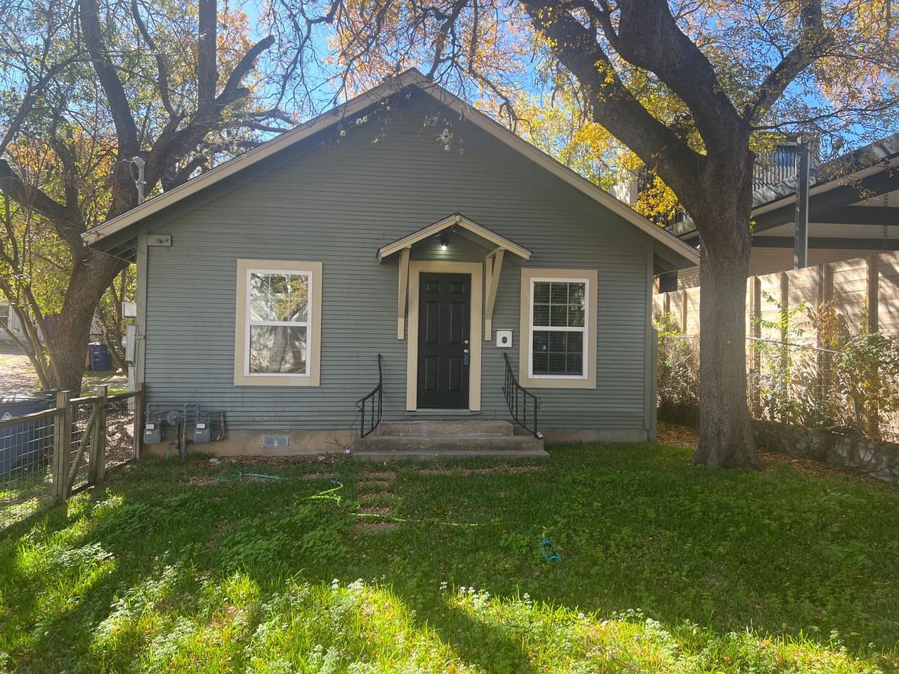 2405 W 10th St - Photo 3 of 13