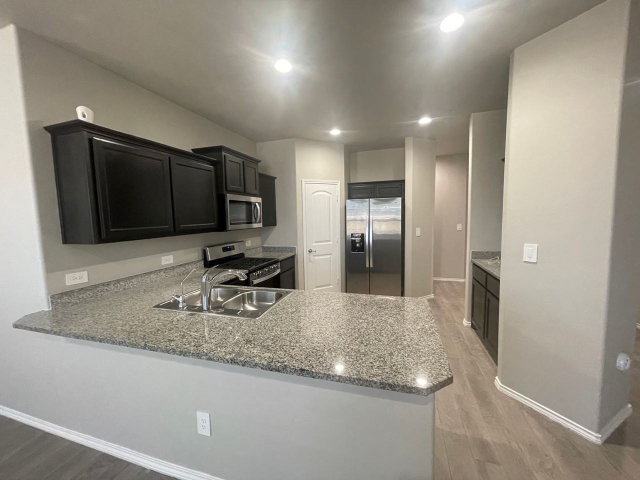 1805 Ebbets Dr - Photo 2 of 9