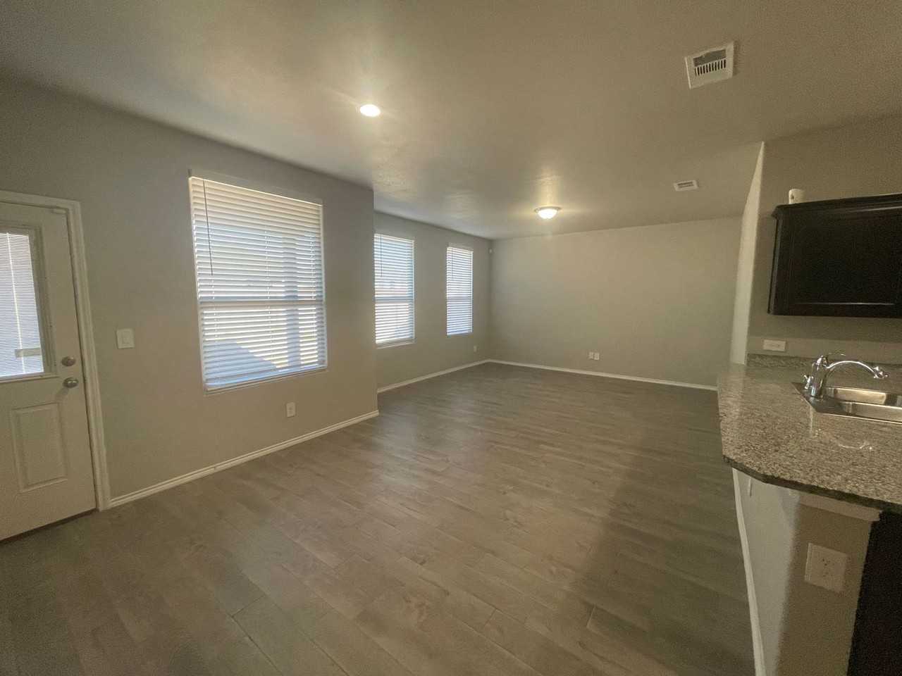 1805 Ebbets Dr - Photo 3 of 9