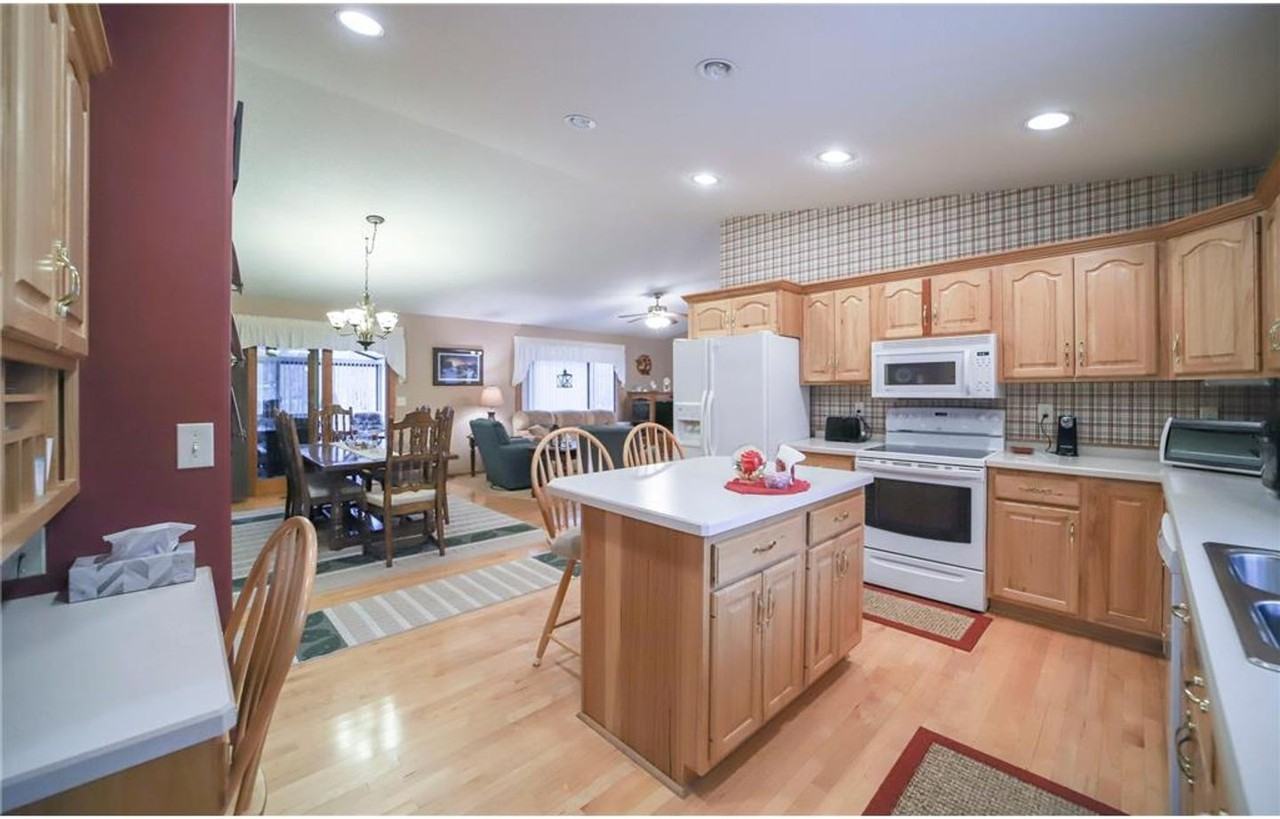 22078 Eagle View Dr - Photo 2 of 35