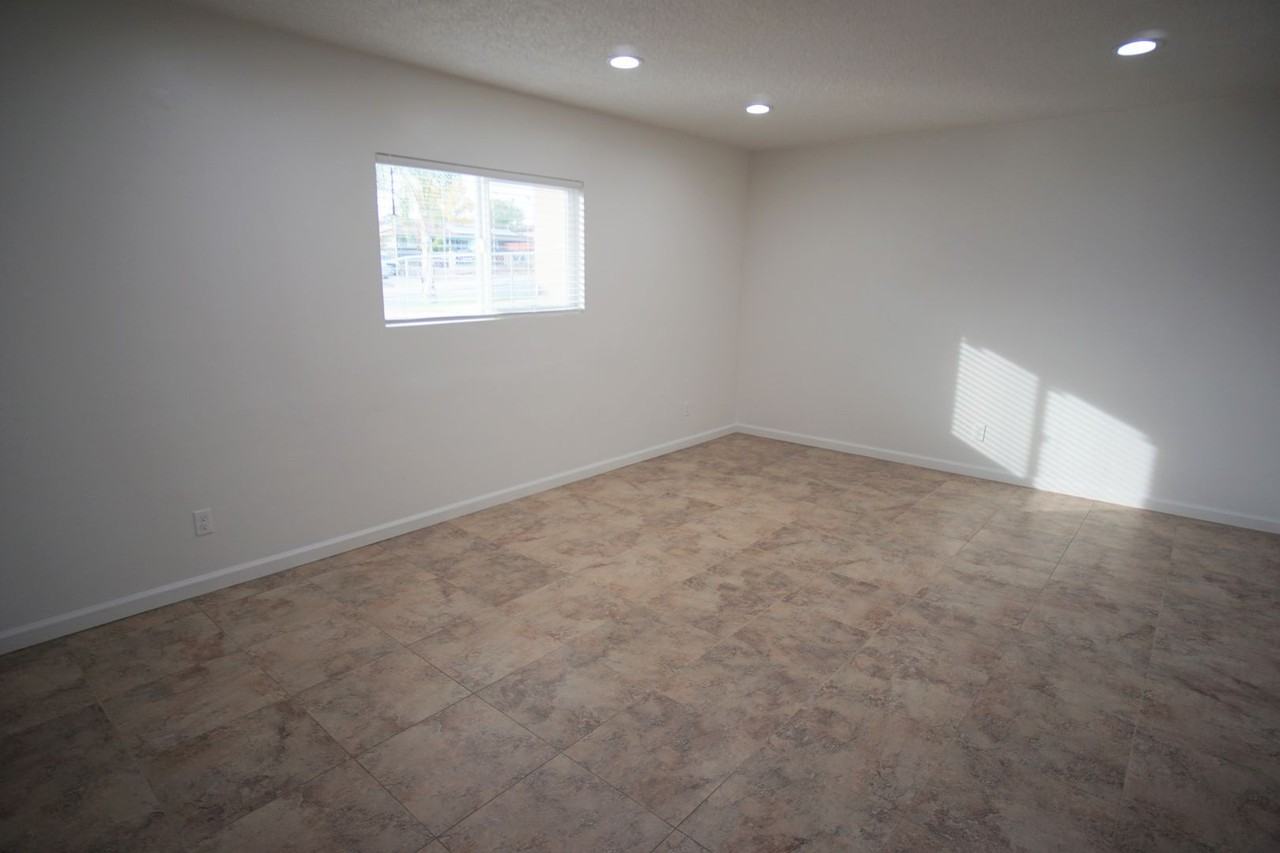 1727 Oswell St - Photo 2 of 21