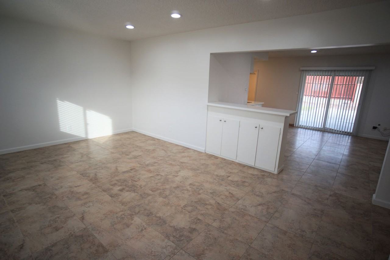 1727 Oswell St - Photo 3 of 21