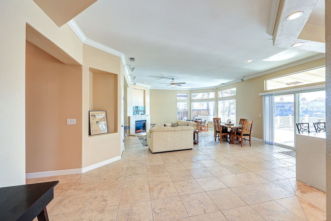 4050 Pier Pt - Photo 5 of 48