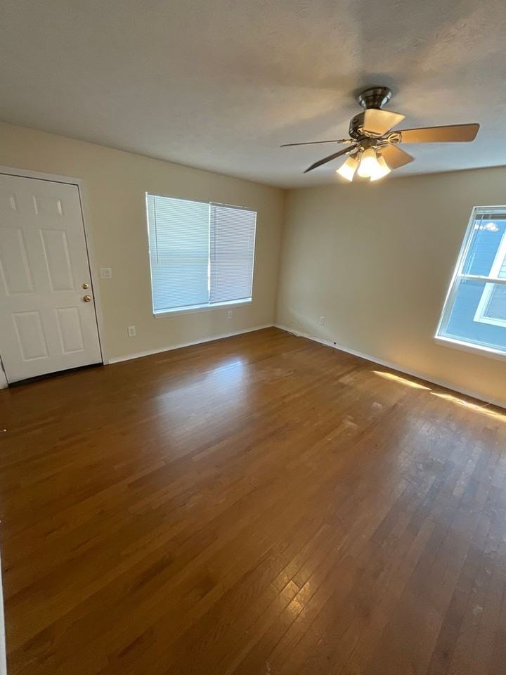 320 E 10th St - Photo 4 of 15