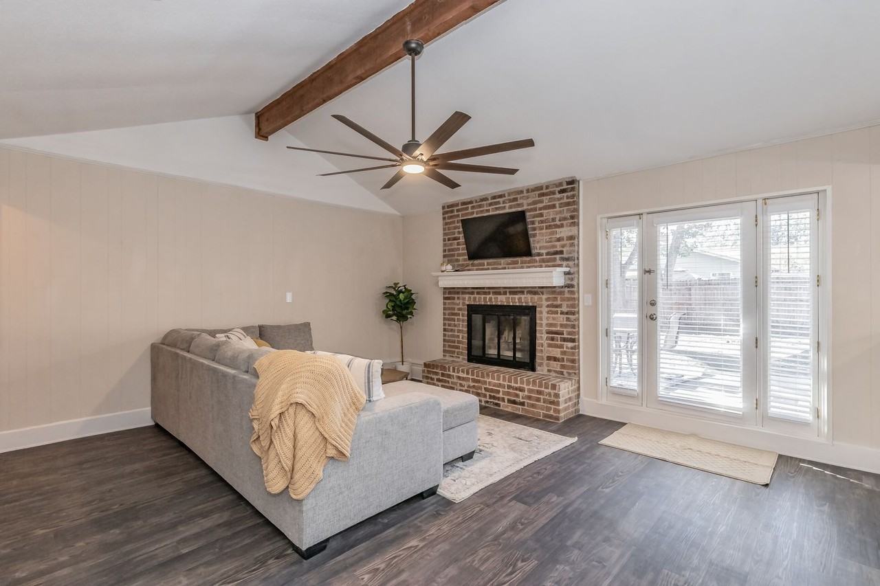 340 Gloria St - Photo 4 of 35