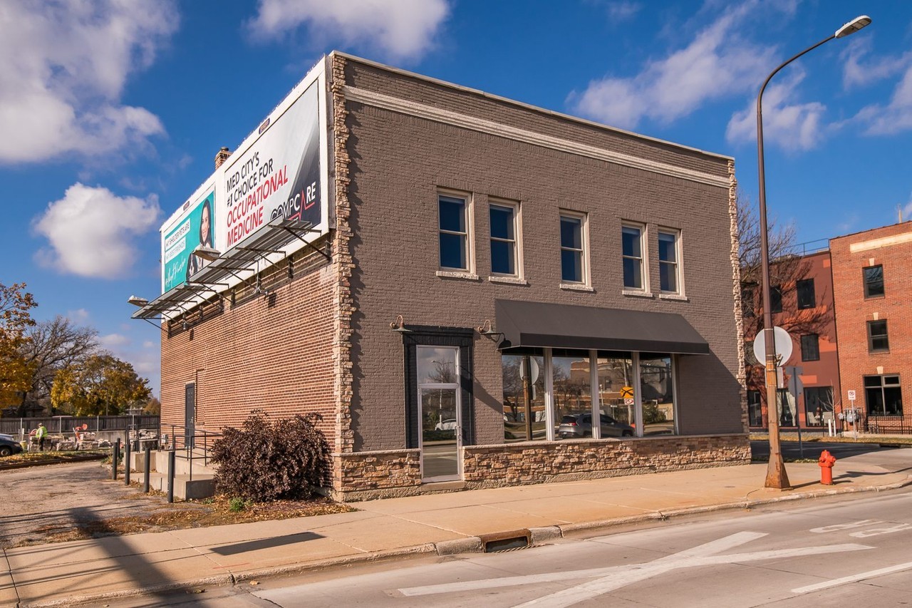 223 Broadway Ave N - Photo 4 of 40