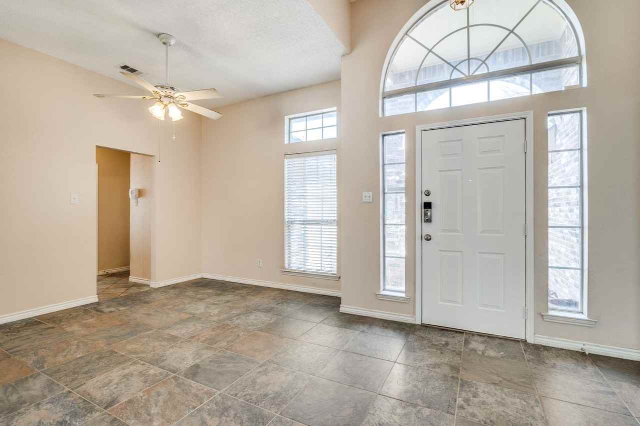 3729 Sycamore Ln - Photo 3 of 25