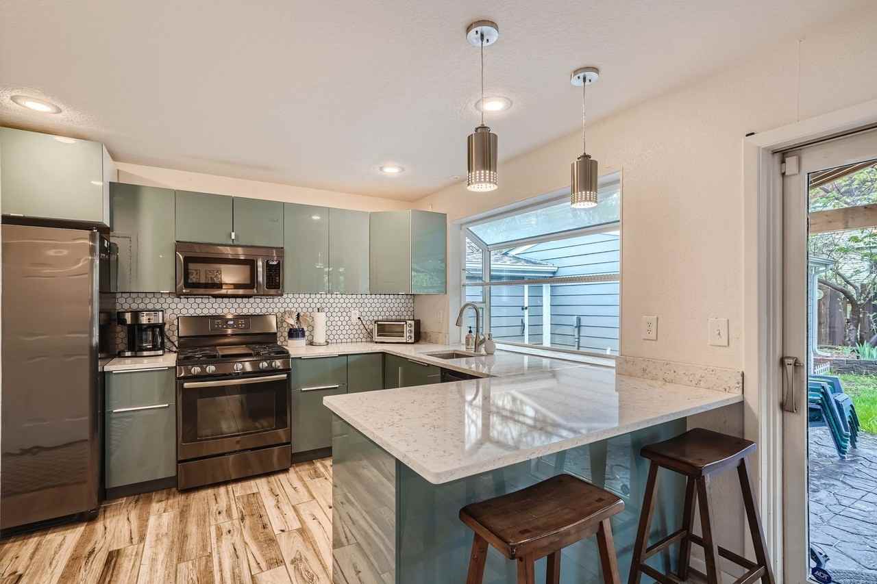 284 Short Pl - Photo 2 of 27