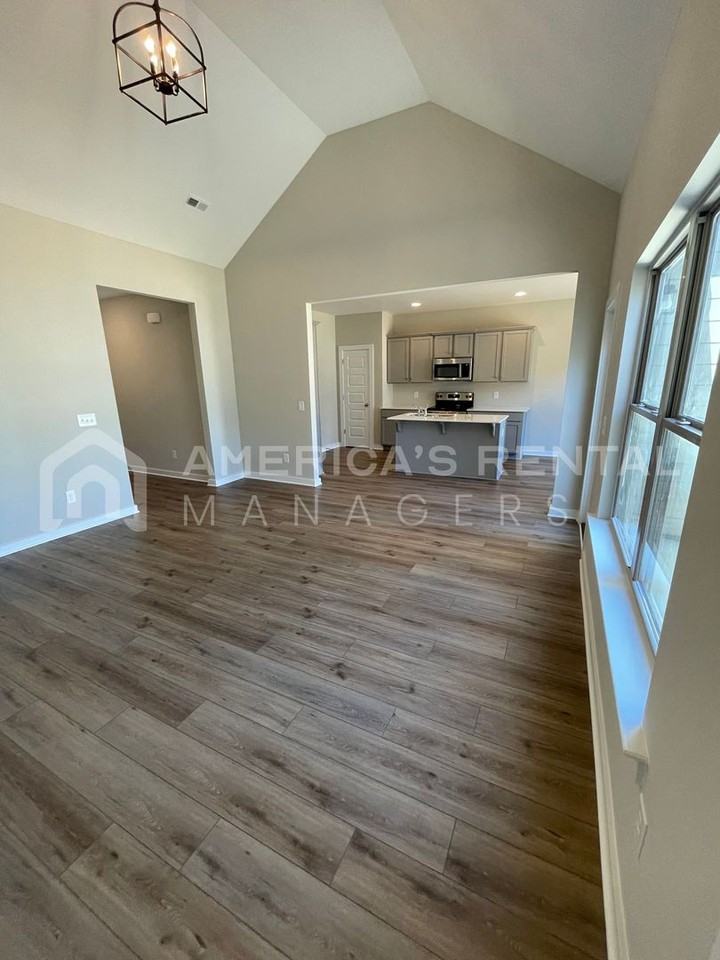 2124 Sullivan Dr Sw - Photo 4 of 33