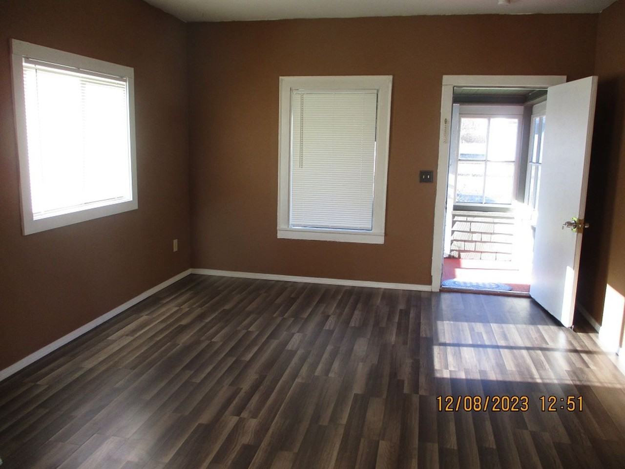 916 Lincoln St - Photo 2 of 8