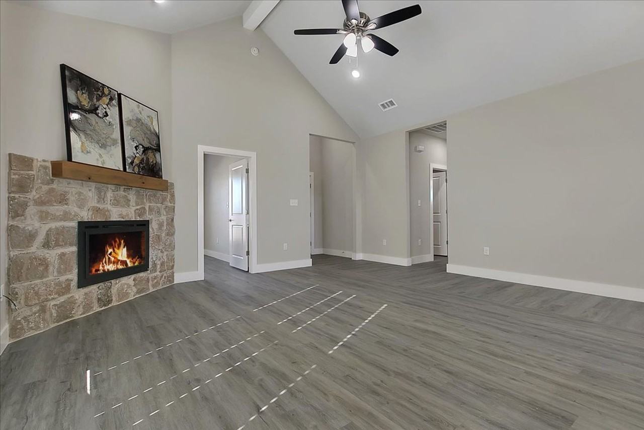 136 Calvin Dr - Photo 3 of 21