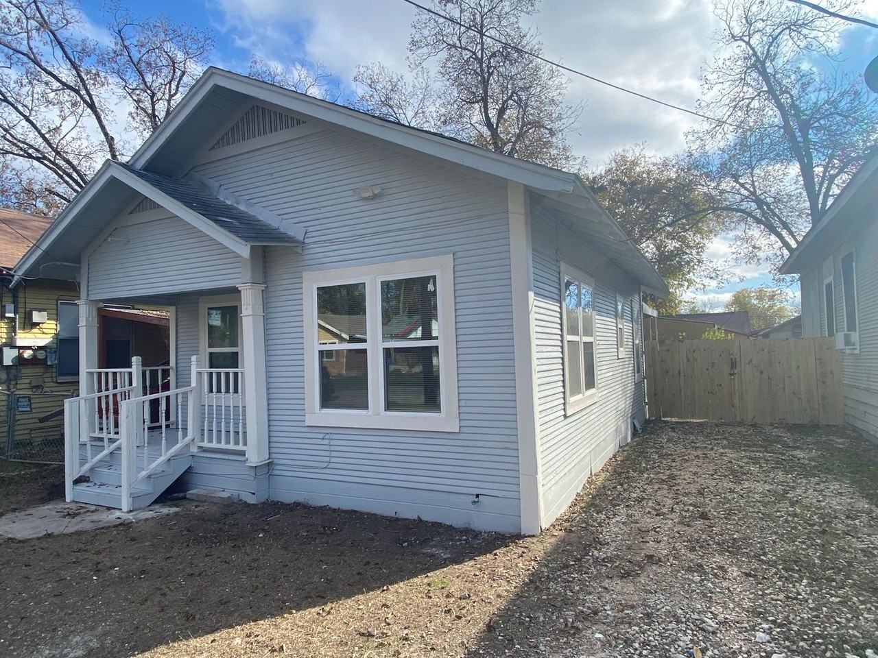 350 Barrett Pl - Photo 2 of 18